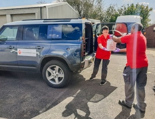Bénévoles de la Croix-Rouge britannique (Photo : Jaguar Land Rover)