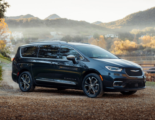2021 Chrysler pacifica pinnacle model blue city shot