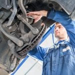 mécanicien travaille sur une voiture