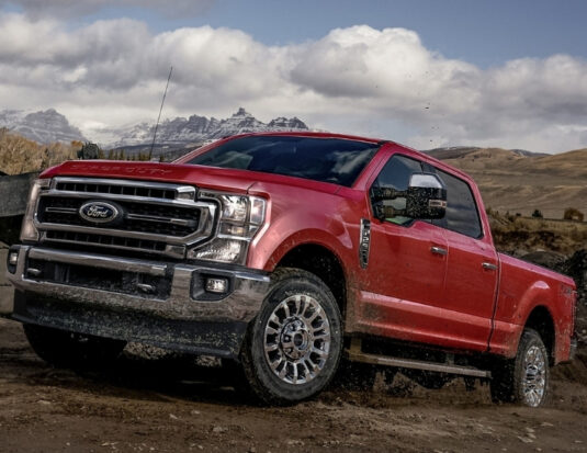 2021 Ford F350 Super Duty rouge tout-terrain
