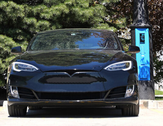 station de charge d'ev dans un poteau en béton