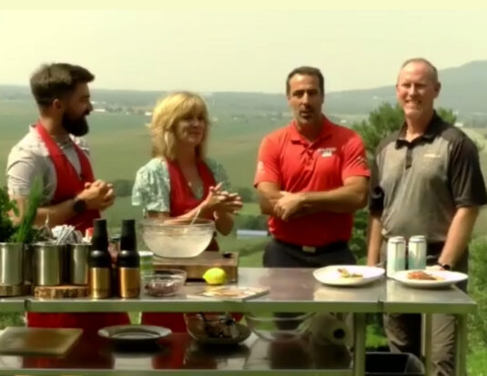 Le chef Louis-François Marcotte, en compagnie de la porte-parole de PROCURE Isabelle Pagé ainsi que de Vincent Lacasse et Scott Meehan