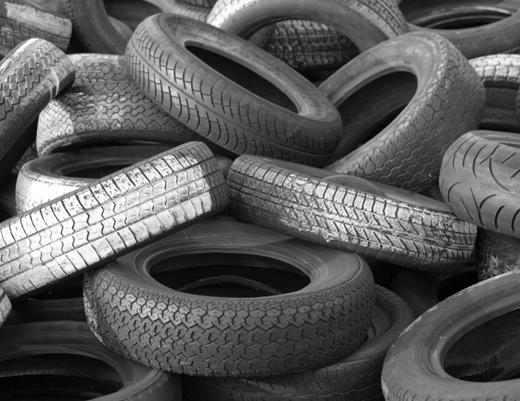 rubber tires stack pneus