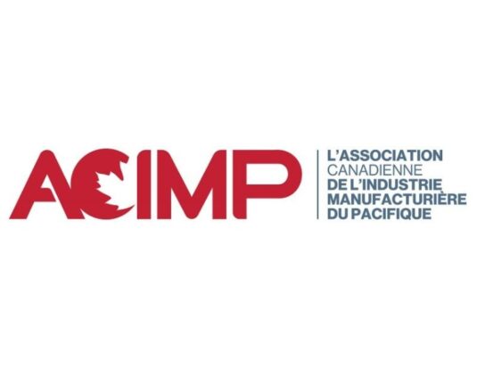 Logo de l'ACIMP, l'Association canadienne de l'industrie manufacturière du Pacifique. L'acronyme est écrit en rouge avec une feuille d'érable stylisée à l'intérieur de la lettre C, suivi du nom complet de l'organisation en bleu sur la droite.