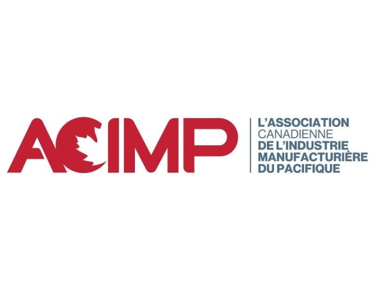 Logo de l'ACIMP, l'Association canadienne de l'industrie manufacturière du Pacifique. L'acronyme est écrit en rouge avec une feuille d'érable stylisée à l'intérieur de la lettre C, suivi du nom complet de l'organisation en bleu sur la droite.