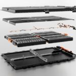 Vue éclatée d’un bloc-batterie de véhicule électrique (VÉ) montrant les modules internes, le câblage et le boîtier protecteur. Cette image illustre les composants essentiels qui doivent souvent être importés de la Chine.