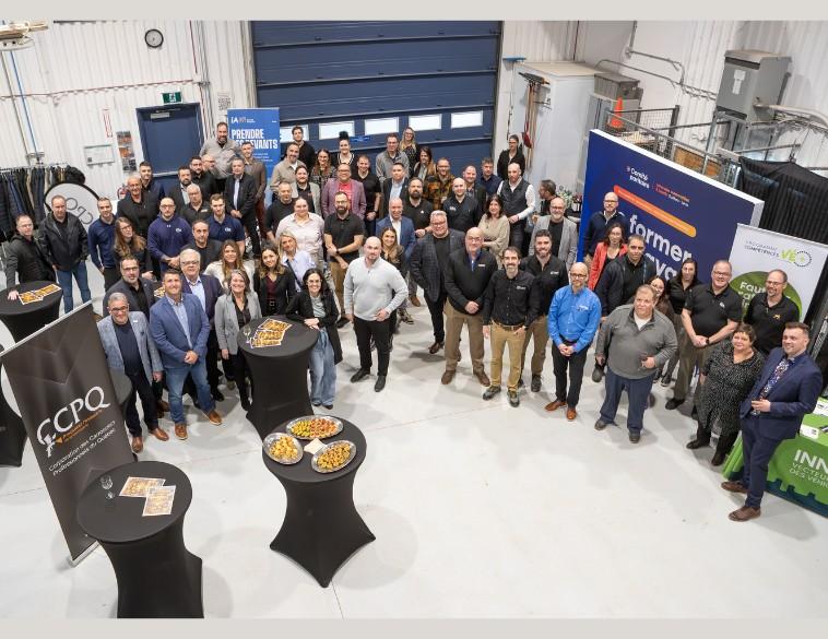 Photo de groupe des nombreux participants réunis lors du 5 à 7 de la CCPQ au centre de formation CPA de Québec et Lévis.