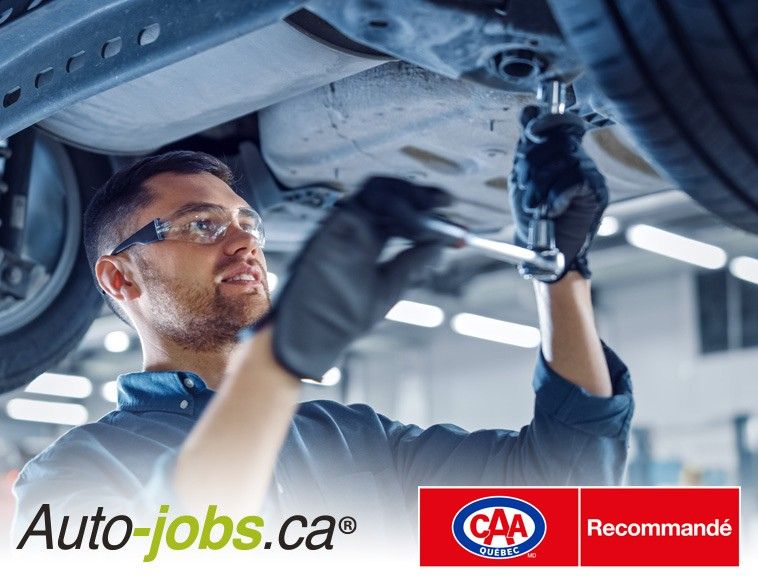 Un mécanicien portant des lunettes de sécurité et des gants travaille sous un véhicule avec une clé à douille, accompagné des logos de Auto-jobs.ca et de CAA-Québec Recommandé au bas de l'image.
