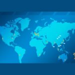 Une carte du monde bleue parsemée de repères jaunes et d'icônes blanches illustrant la présence internationale et le réseau mondial de Magna Tyres sur plusieurs continents.