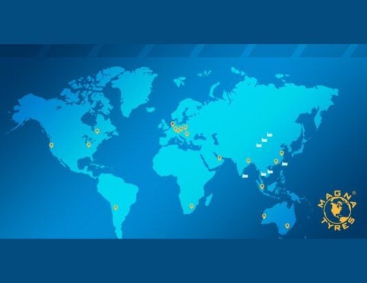 Une carte du monde bleue parsemée de repères jaunes et d'icônes blanches illustrant la présence internationale et le réseau mondial de Magna Tyres sur plusieurs continents.