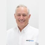 Portrait professionnel de M. Mike Lofgren , vice-président, Ventes au détail chez Mevotech, souriant et portant une chemise blanche à l'effigie de l'entreprise.