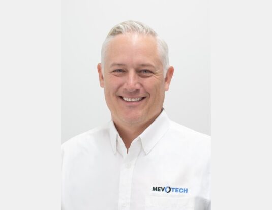 Portrait professionnel de M. Mike Lofgren , vice-président, Ventes au détail chez Mevotech, souriant et portant une chemise blanche à l'effigie de l'entreprise.