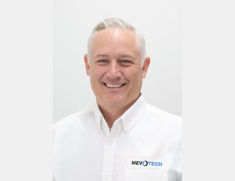 Portrait professionnel de M. Mike Lofgren , vice-président, Ventes au détail chez Mevotech, souriant et portant une chemise blanche à l'effigie de l'entreprise.