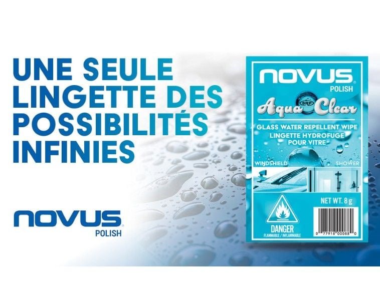 Une publicité pour NOVUS Polish présentant la lingette hydrofuge AquaClear. À gauche, le slogan en majuscules bleues indique « UNE SEULE LINGETTE DES POSSIBILITÉS INFINIES ». À droite, l'emballage du produit affiche des icônes de pare-brise et de douche sur un fond parsemé de gouttelettes d'eau.