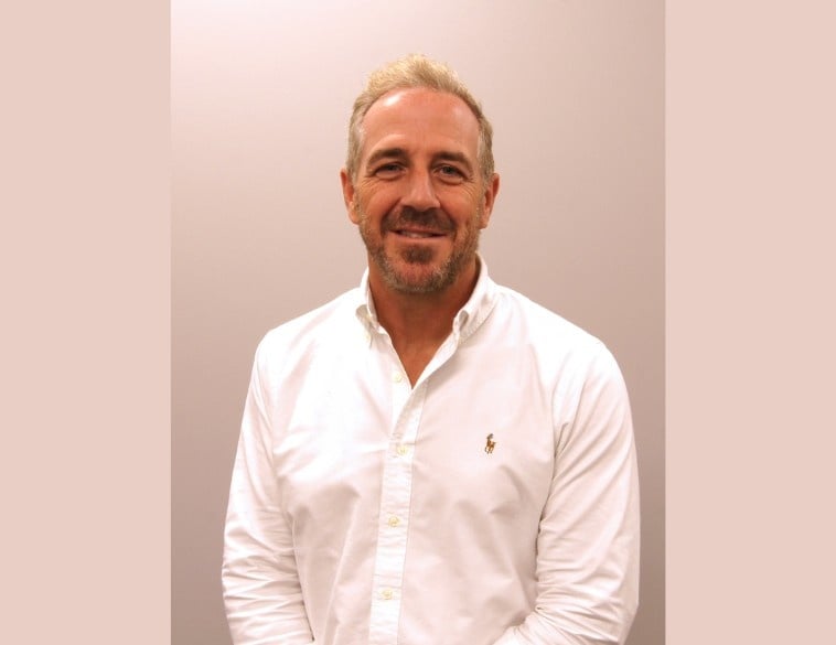 Portrait professionnel de Martin Dépelteau , fondateur et président de MARTINS, souriant et vêtu d'une chemise blanche sur un fond neutre.