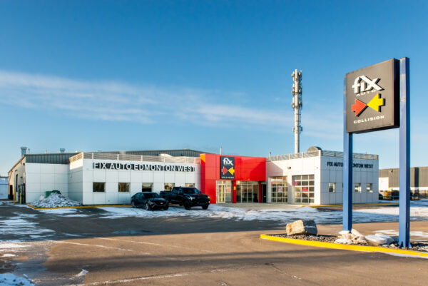 Vue extérieure de l'installation de réparation de carrosserie Fix Auto Edmonton West, dotée d'une façade moderne et de plusieurs portes d'atelier.