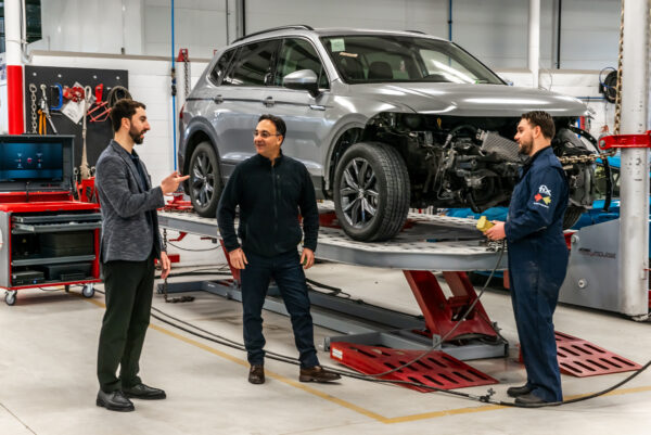 Intérieur de l’atelier de Fix Auto Edmonton West montrant des véhicules en cours de réparation avec des équipements de pointe.