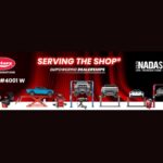 Une bannière publicitaire de Rotary Solutions présentant la gamme d'équipements d'entretien de véhicules pour le NADA Show 2026. L'arrière-plan rouge et noir arbore le slogan "SERVING THE SHOP® EMPOWERING DEALERSHIPS". Sur la gauche, le logo Rotary et le texte "BOOTH #4001 W". À droite, le logo du NADA Show 2026 à Las Vegas. Une ligne d'équipements d'atelier est présentée, dont des équilibreuses de roues, un pont élévateur à ciseaux d'alignement soulevant une camionnette bleue, une machine à changer les pneus, un pont élévateur à 4 colonnes soulevant un VUS gris, et un pont élévateur à deux colonnes avec une voiture de sport argentée.