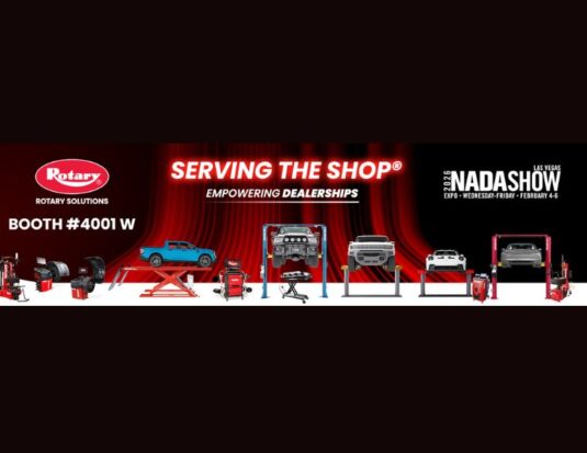 Une bannière publicitaire de Rotary Solutions présentant la gamme d'équipements d'entretien de véhicules pour le NADA Show 2026. L'arrière-plan rouge et noir arbore le slogan "SERVING THE SHOP® EMPOWERING DEALERSHIPS". Sur la gauche, le logo Rotary et le texte "BOOTH #4001 W". À droite, le logo du NADA Show 2026 à Las Vegas. Une ligne d'équipements d'atelier est présentée, dont des équilibreuses de roues, un pont élévateur à ciseaux d'alignement soulevant une camionnette bleue, une machine à changer les pneus, un pont élévateur à 4 colonnes soulevant un VUS gris, et un pont élévateur à deux colonnes avec une voiture de sport argentée.