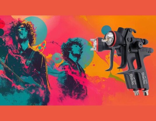 Pistolet de peinture noir mat SATAjet 100 B Black aux accents rouges, présenté sur un fond artistique orange et rose vif mettant en scène un portrait bleu stylisé d'un musicien.