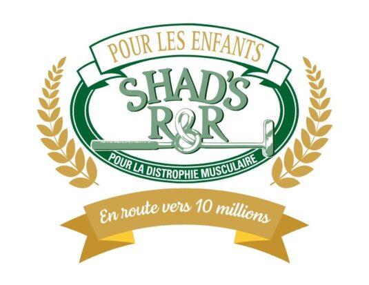 Logo de l'événement caritatif Shad’s R&R avec des éléments dorés et verts. Une bannière supérieure indique « POUR LES ENFANTS ». Un grand ovale vert encadre « SHAD’S R&R » avec un bâton de golf et l'inscription « POUR LA DYSTROPHIE MUSCULAIRE ». Des épis de blé dorés encadrent les côtés, et une bannière inférieure affiche « En route vers 10 millions ».