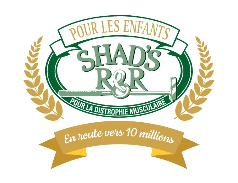 Logo de l'événement caritatif Shad’s R&R avec des éléments dorés et verts. Une bannière supérieure indique « POUR LES ENFANTS ». Un grand ovale vert encadre « SHAD’S R&R » avec un bâton de golf et l'inscription « POUR LA DYSTROPHIE MUSCULAIRE ». Des épis de blé dorés encadrent les côtés, et une bannière inférieure affiche « En route vers 10 millions ».