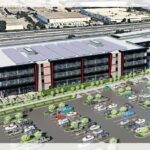 Illustration architecturale d'un bâtiment moderne de trois étages de Toyota, doté de panneaux solaires sur le toit, d'un grand stationnement rempli de véhicules et d'aménagements paysagers verdoyants. Le design extérieur arbore des accents noirs et rouges avec une enseigne « TOYOTA » visible à l'entrée.