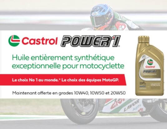 Bannière promotionnelle pour l'huile Castrol Power1, une huile entièrement synthétique pour motocyclette. L'image présente un bidon doré de 10W-50 et mentionne qu'il s'agit du choix des équipes de MotoGP. Le texte précise que l'huile est maintenant offerte en grades 10W40, 10W50 et 20W50. En arrière-plan, on aperçoit un pilote de course sur une moto.