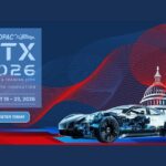 Graphique promotionnel de l’exposition Worldpac STX 2026, qui aura lieu du 19 au 23 août 2026. L’image présente une vue en transparence d’un véhicule futuriste exposant ses composants électroniques internes, le dôme du Capitole des États-Unis symbolisant l'emplacement à National Harbor, au Maryland, et le slogan de l'événement « Lead with Innovation ».
