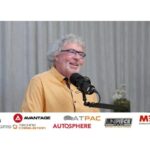 Portrait de Claude Zalac, président d'Unipièce O.E.M., souriant au micro du podcast Spotlight Carrosserie avec les logos des partenaires en bas.