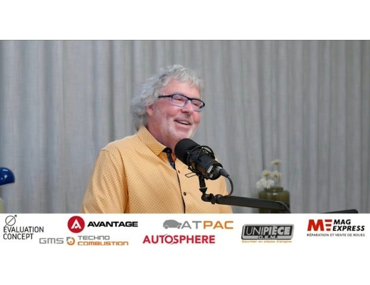 Portrait de Claude Zalac, président d'Unipièce O.E.M., souriant au micro du podcast Spotlight Carrosserie avec les logos des partenaires en bas.